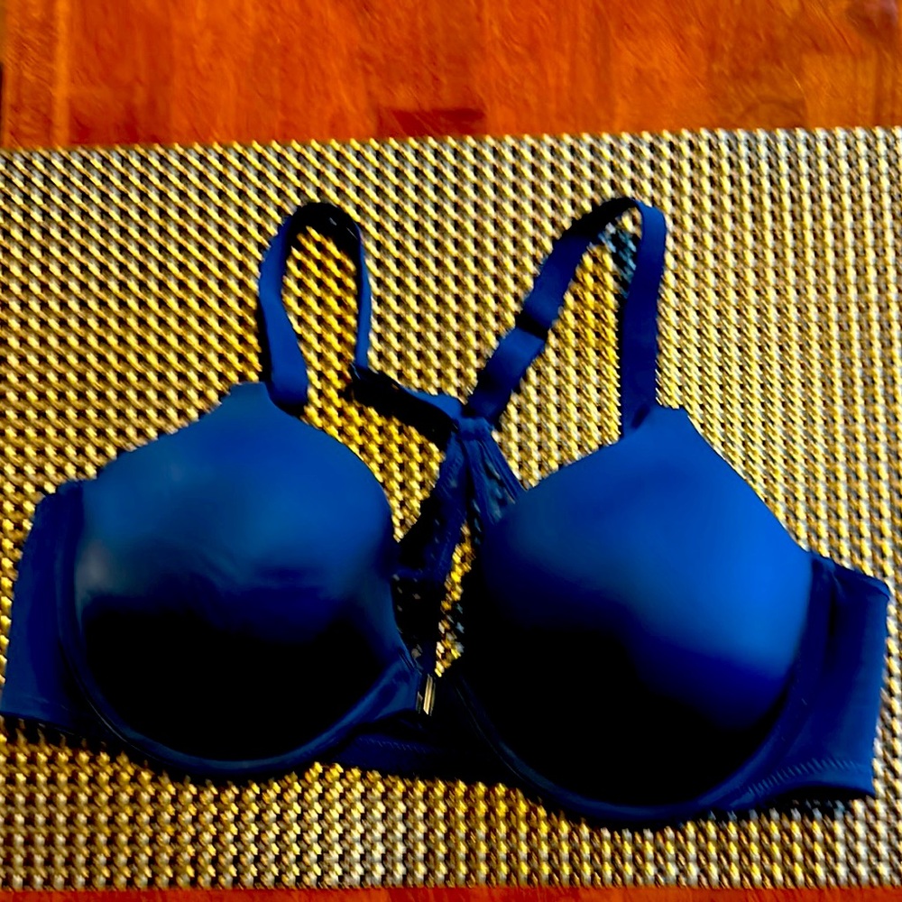 Maidenform cross strap navy blue bra, front closing, underwire, slightly padded
